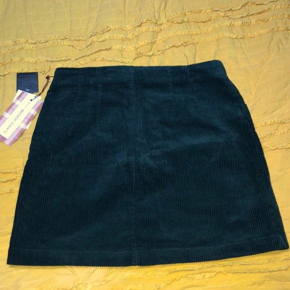 Hunter green short skirt - Picture 2 of 3